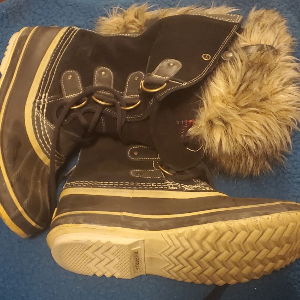 NWOT Sorel Women's Joan of Artic Boot in Black with Fur Insert